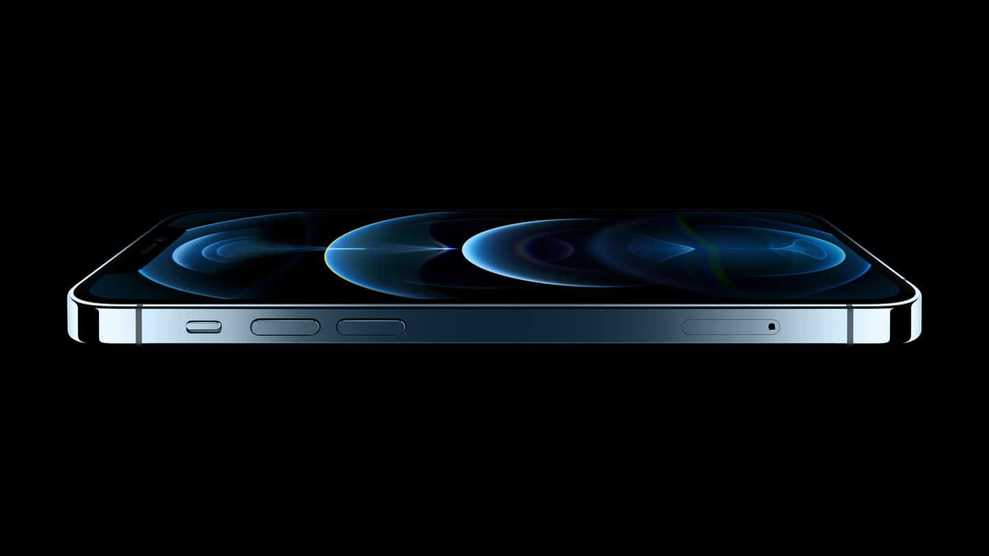 Ein horizontales Profilbild des iPhone 12 Pro zeigt das neue flachkantige Design und die Ceramic Shield-Front.