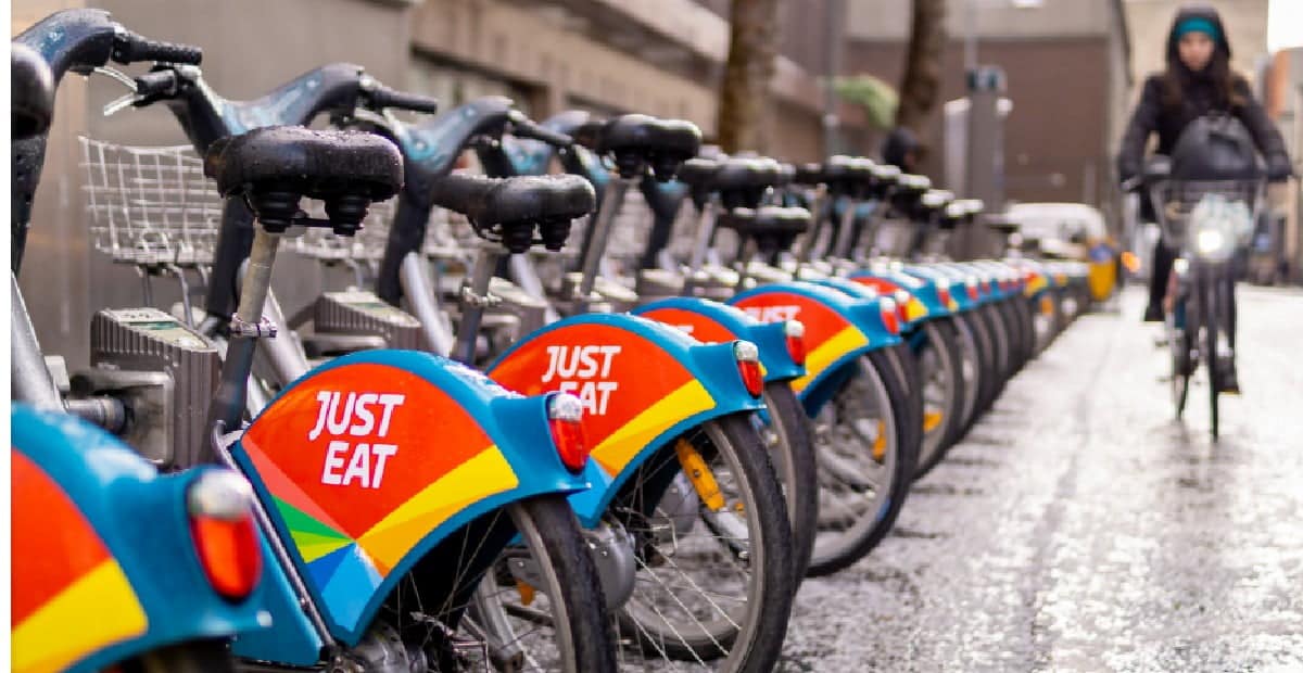 Just Eat Takeaway €7.05B merger approval comes with €700M in tow, should Deliveroo be worried?