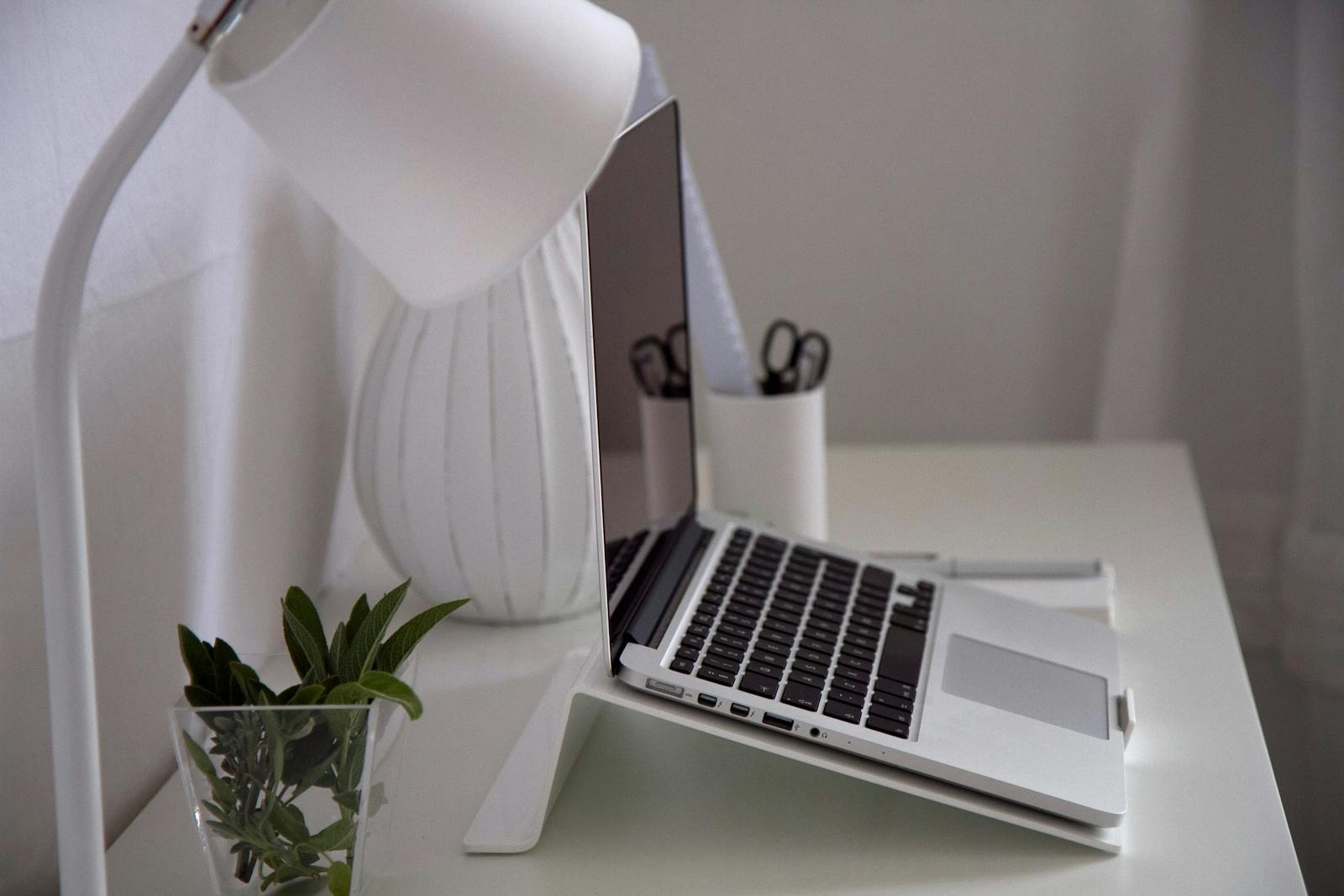 clean desk laptop
