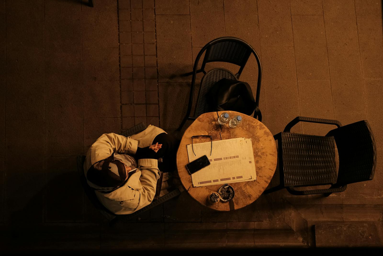 empty dinner table