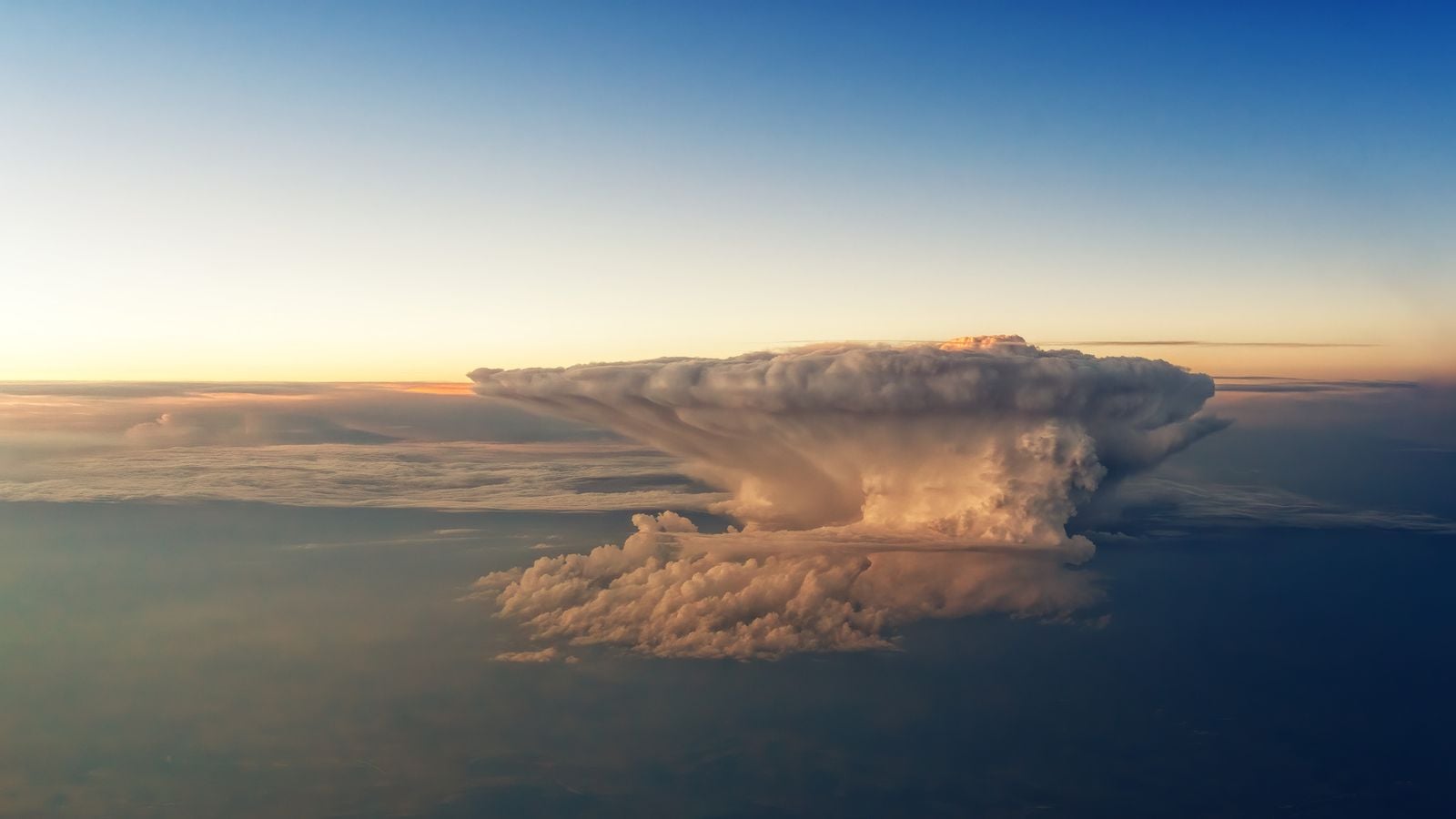 thunderstorm anvil cloud